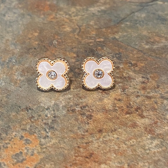 Source Unknown Jewelry - Elegant Gold and Cream Flower Stud Earrings NIP